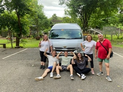 กลุ่มลูกค้านักท่องเที่ยวถ่ายรูปกับรถตู้ Kasem Van Tour หน้าวัด